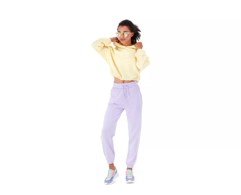 Kvinne i sporty mote i live modellvideo