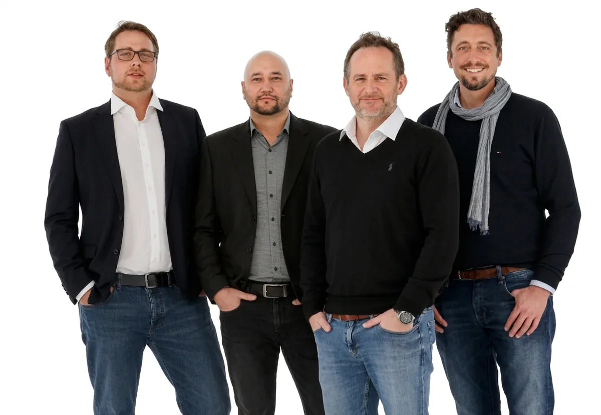 Gruppportrett av seks forretningsfolk i smart, casual antrekk