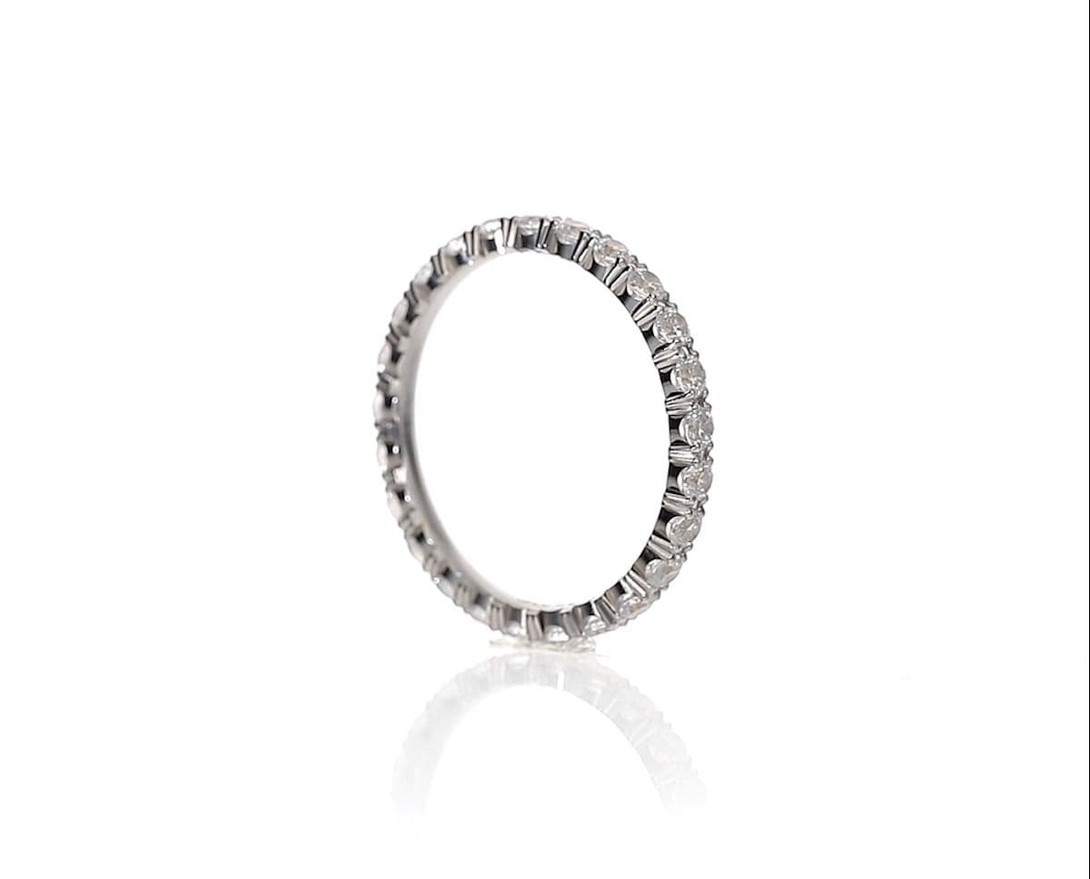 Video av en hvit ring med diamant