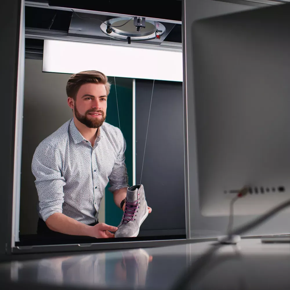 Person som forbereder produkt for profesjonell skofotografering