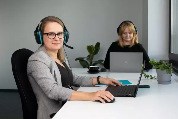 To kundeserviceagenter som jobber på kontor