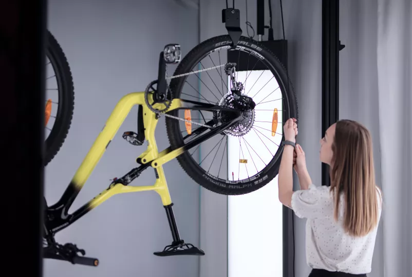 System for oppheising og oppheng av sykkel i Bike Studio