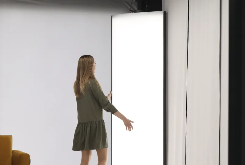 Kraftig belysning på E-COMM STUDIO+