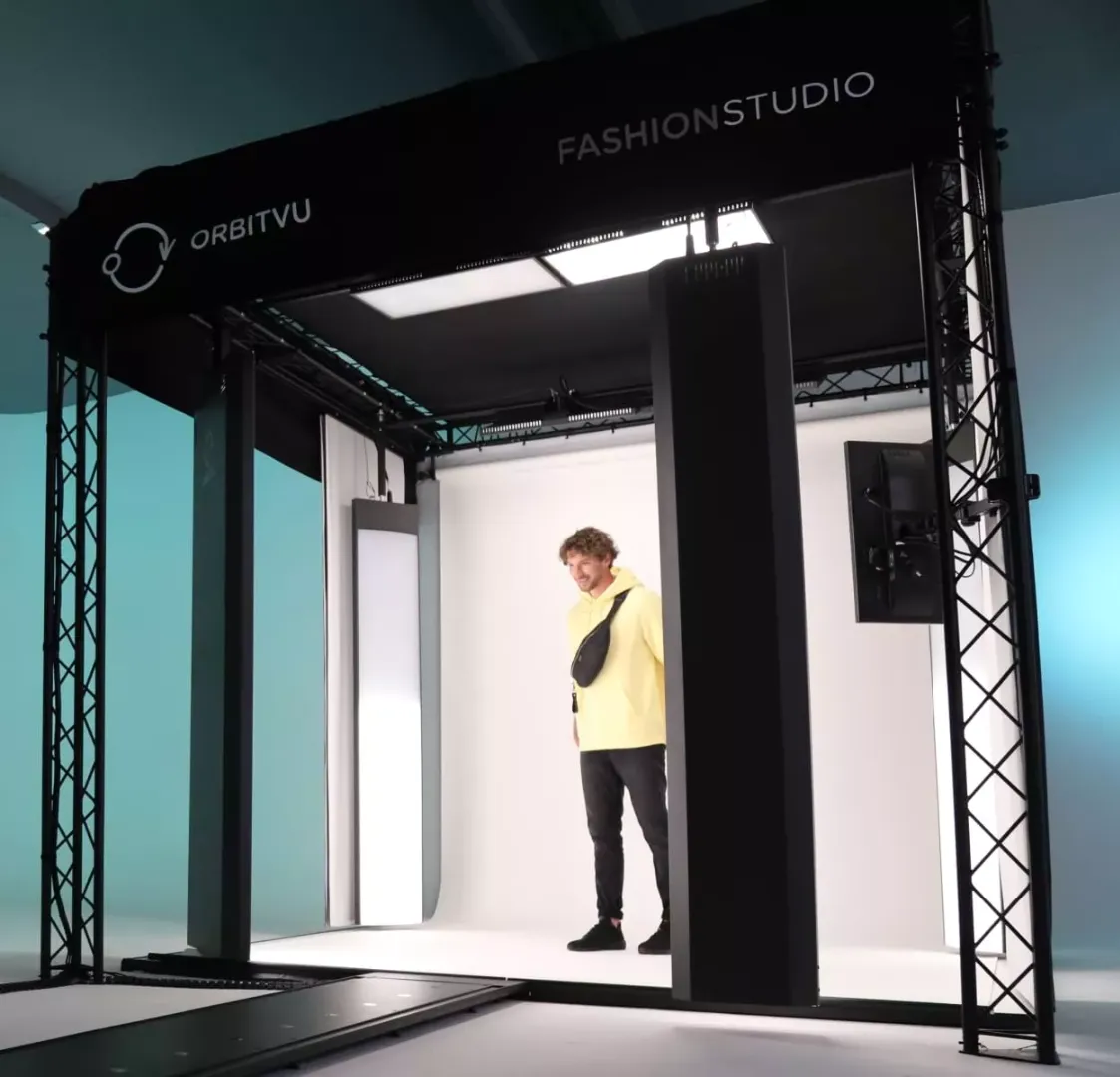 Modell i Fashion Studio inne i Orbitvu-oppsett for live-modellfotografering