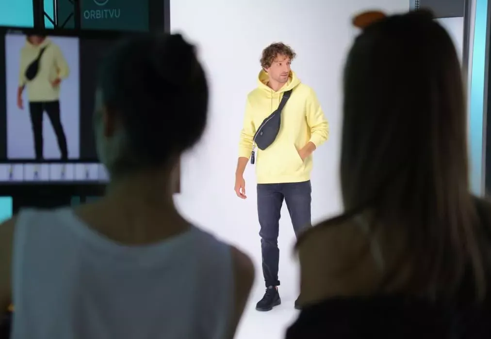 Orbitvu-programvare brukt til produksjon av fotografering med live modell