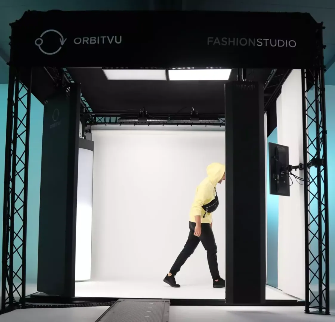 Rask fotoøkt med live-modell i Orbitvu-studio