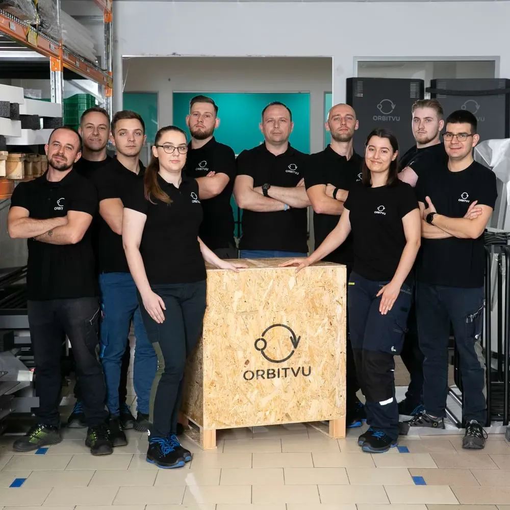 Orbitvu produksjons- og logistikkteam som poserer med trekasse