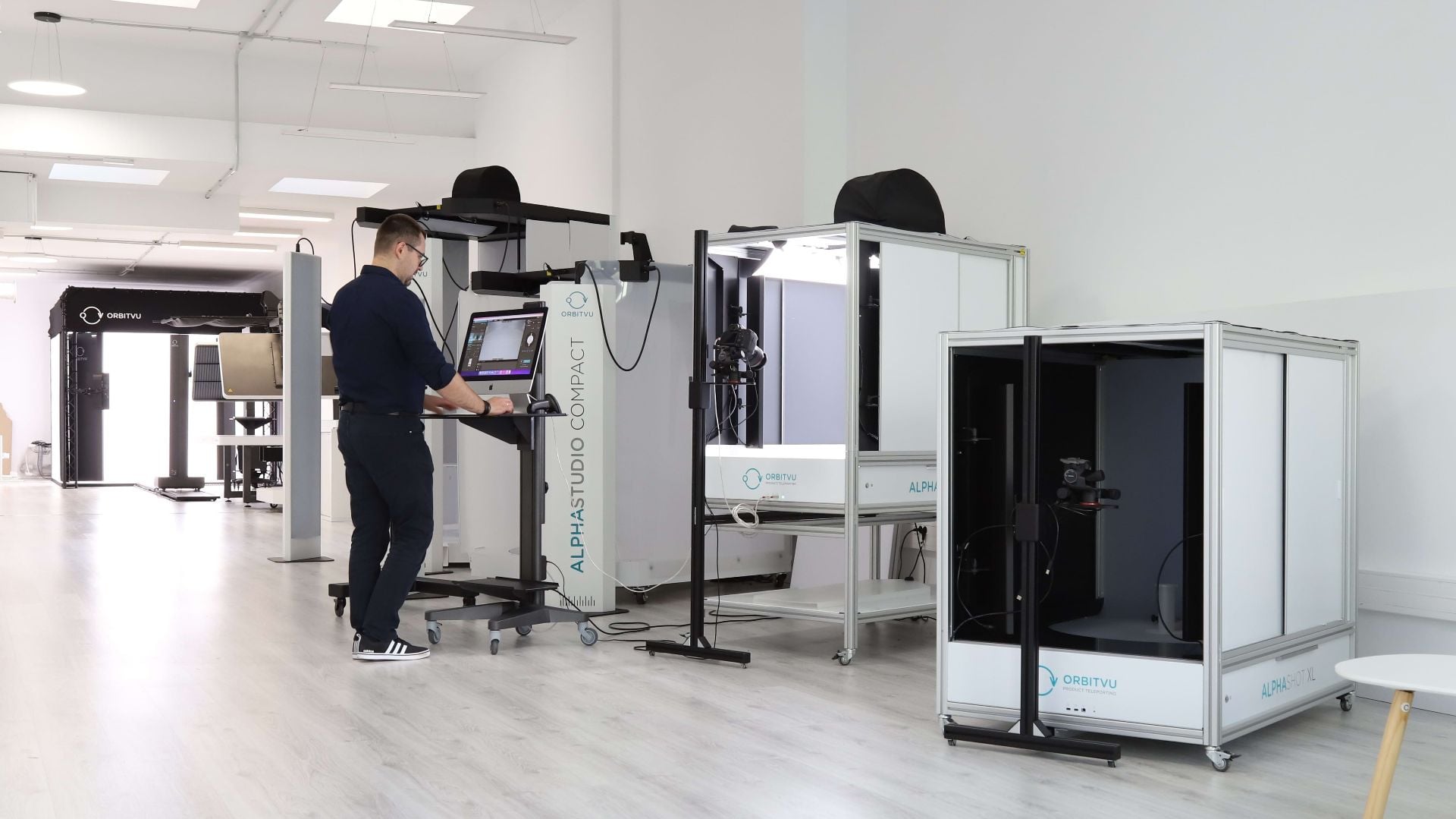 Studiooperatør for netthandel som jobber med Orbitvu produktfotograferingsmaskiner