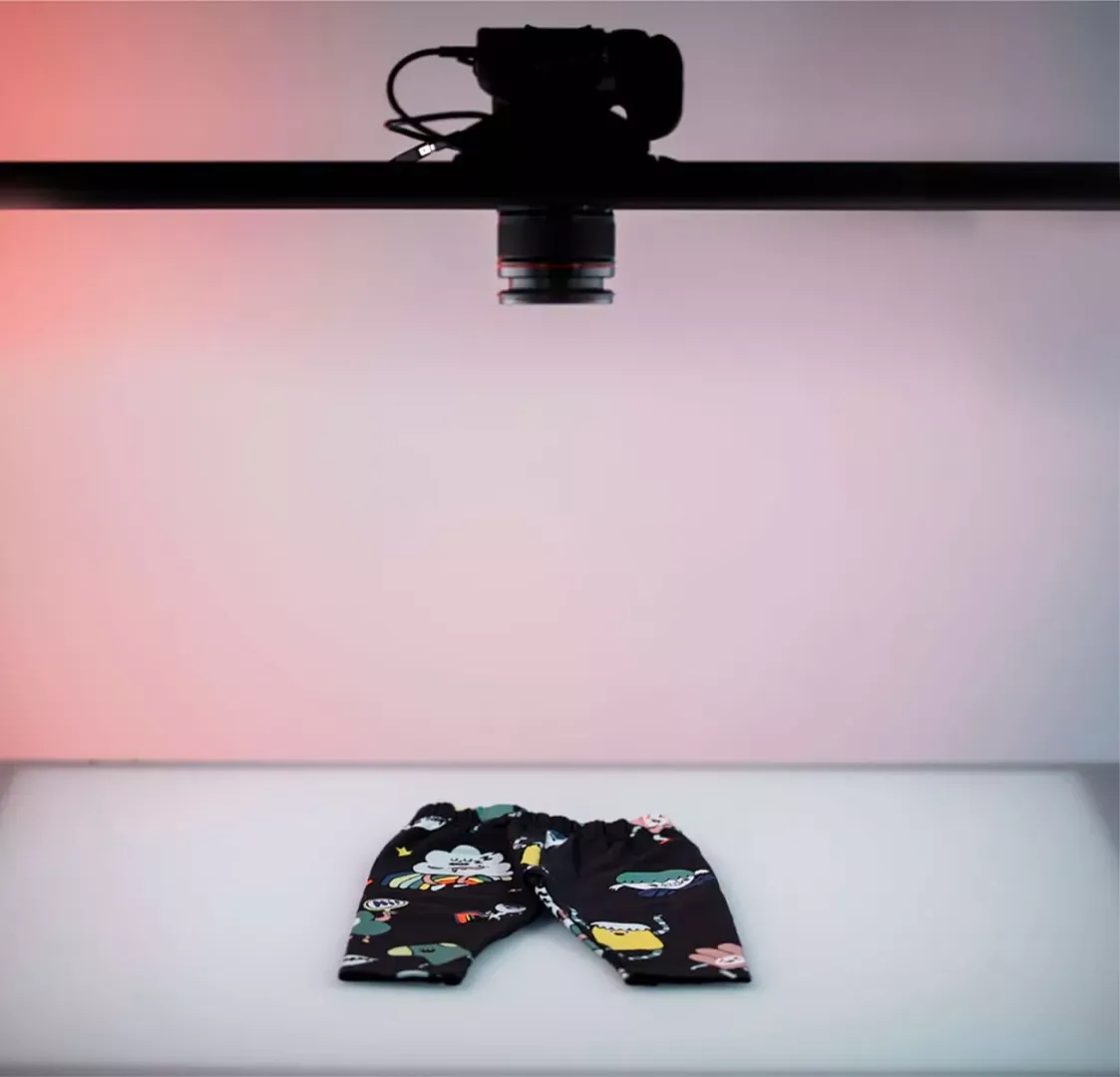 Flat lay-fotograferingsoppsett med kamera montert ovenfra i Orbitvu-studio