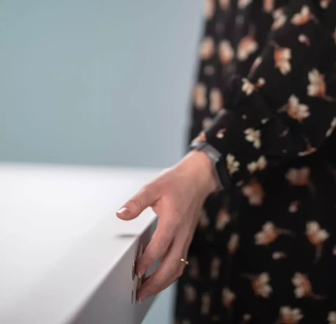 Posisjonsmarkeringer på et flat lay-bord for et enhetlig merkevareuttrykk