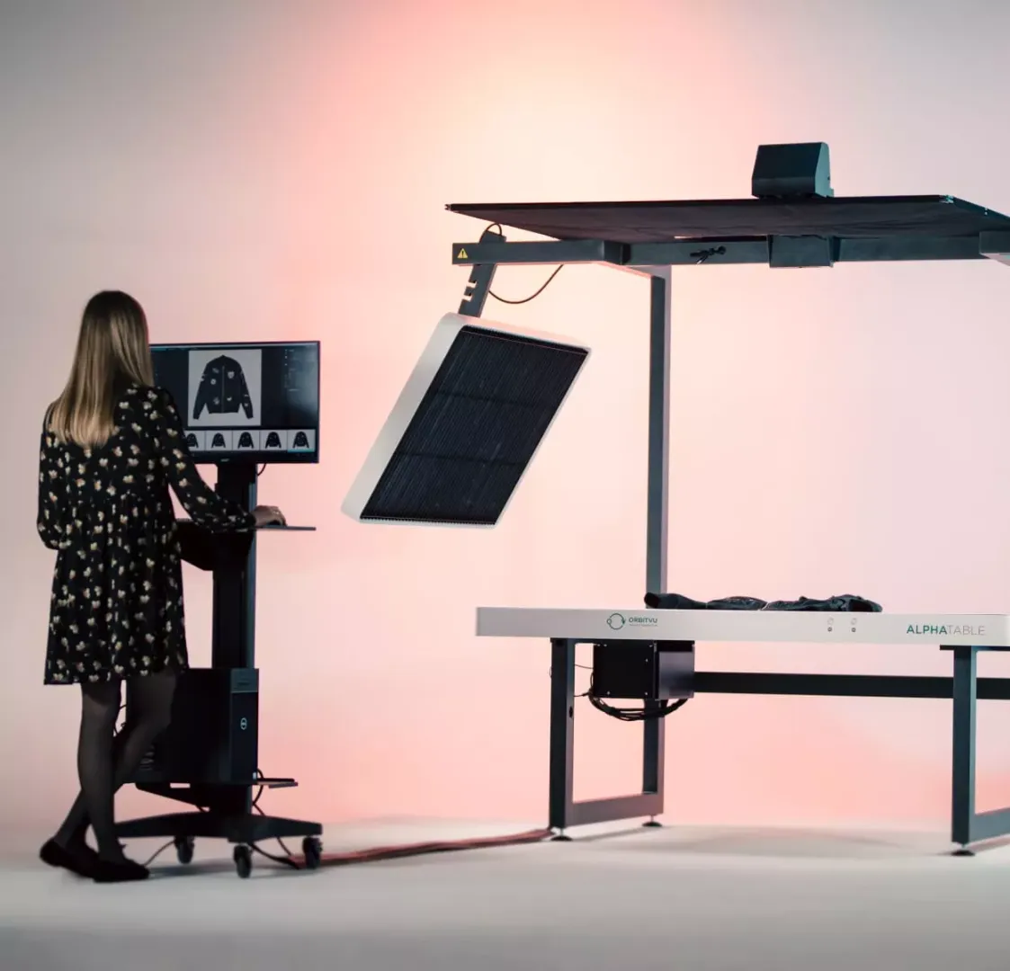 Betjening av automatisert flat lay-system for klesfotografering