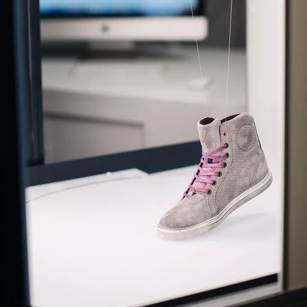 Produktbilde av grå sneaker med høy ankel i semsket skinn og rosa lisser