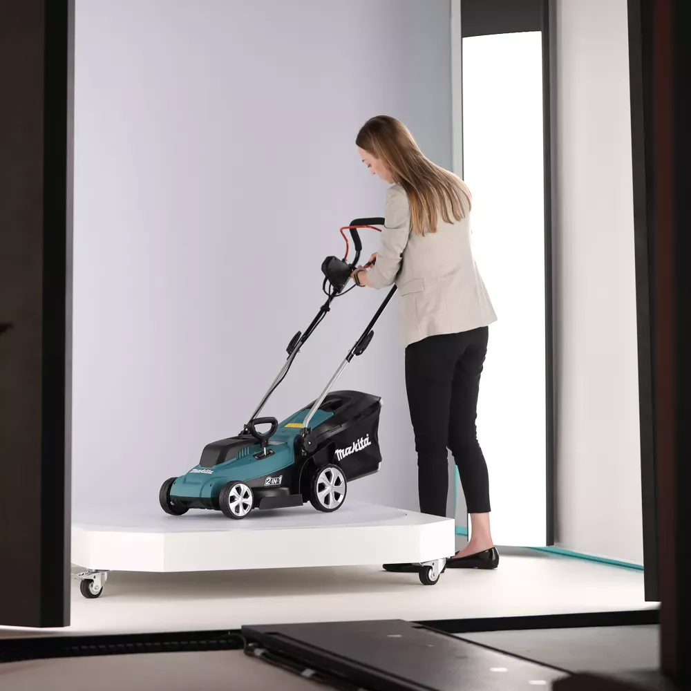 Fremvisning av Makita batteridrevet gressklipper i et studio