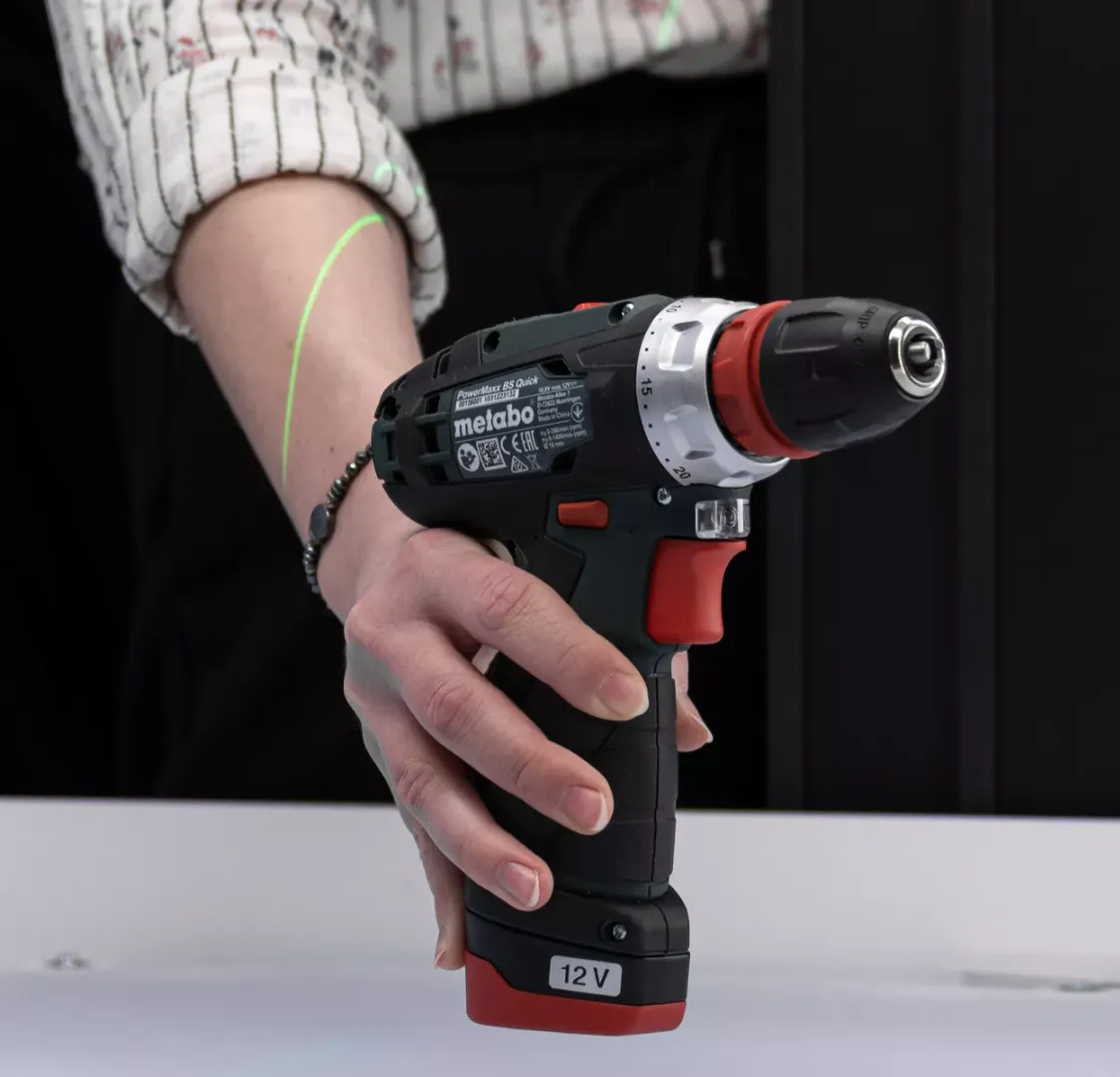 Nærbilde av Metabo-drill holdt i hånden