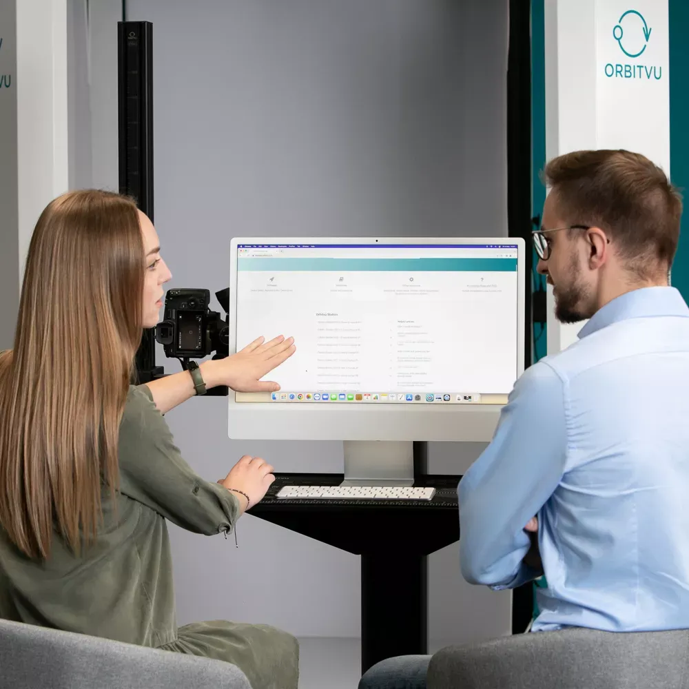 To kolleger som gjennomgår programvare på dataskjerm
