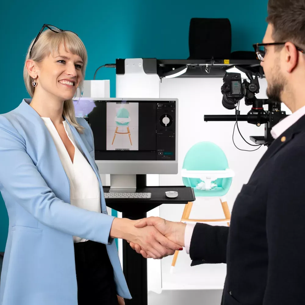 To personer som håndhilser nær et fotostudio